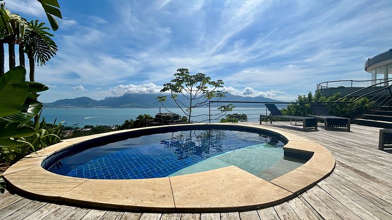 Casa em condomínio, espaço gourmet e piscina