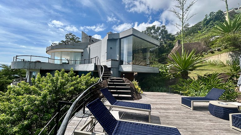 Casa em condomínio, espaço gourmet e piscina