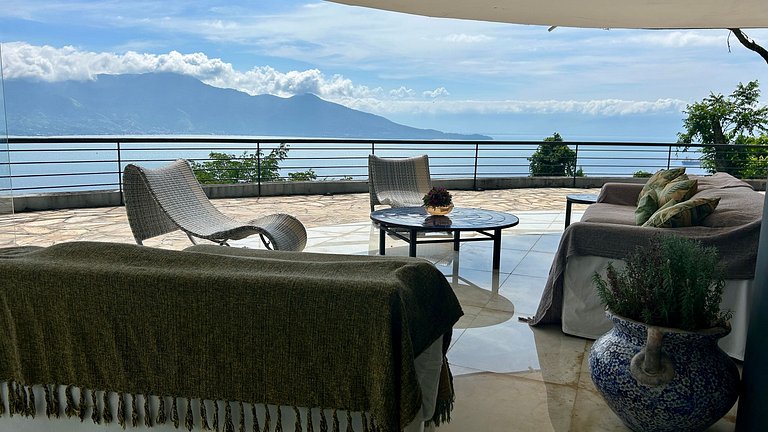 Casa em condomínio, espaço gourmet e piscina