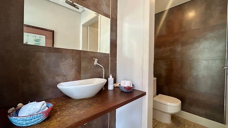 Casa em condomínio, espaço gourmet e piscina