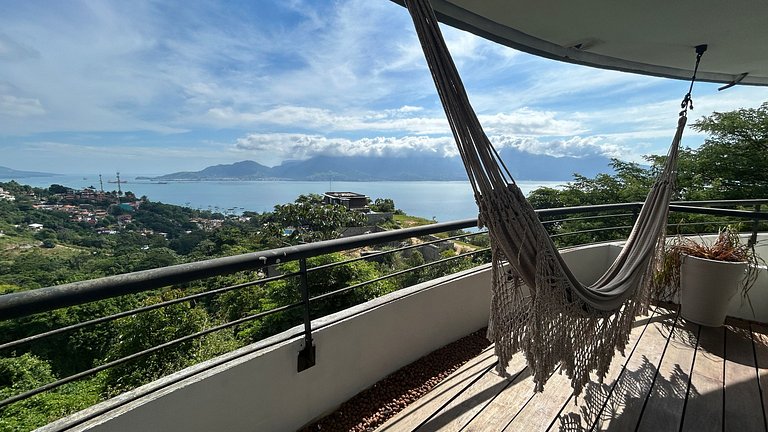 Casa em condomínio, espaço gourmet e piscina