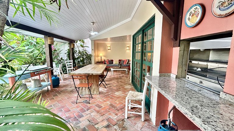 Casa em condomínio, piscina e lazer completo