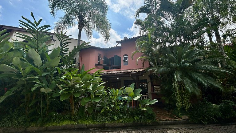 Casa em condomínio, piscina e lazer completo