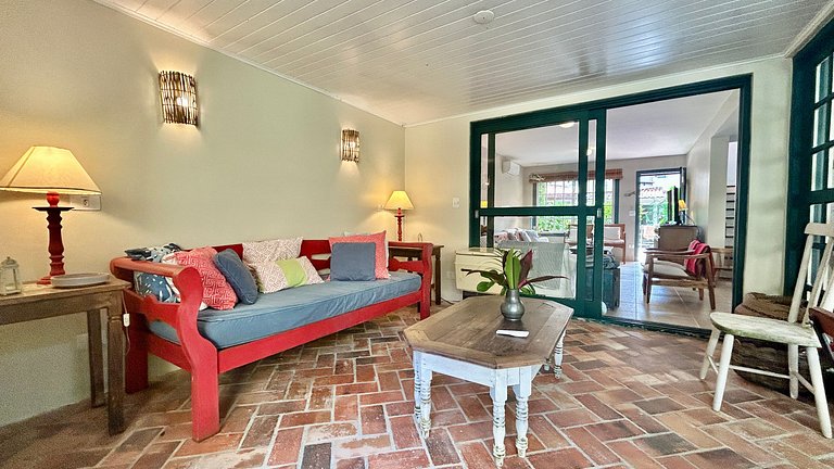 Casa em condomínio, piscina e lazer completo