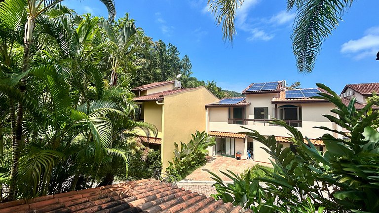 Casa em condomínio, piscina e lazer completo