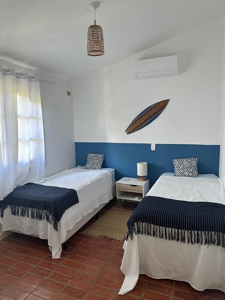 Casa em condomínio em frente à praia da Baleia