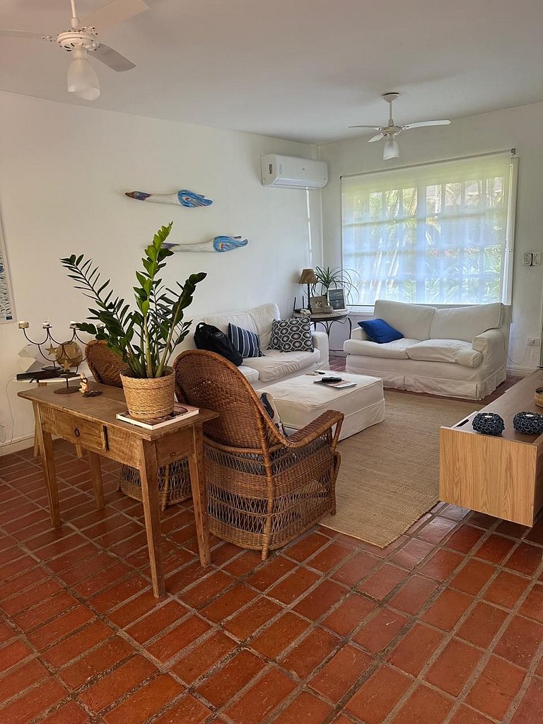 Casa em condomínio em frente à praia da Baleia