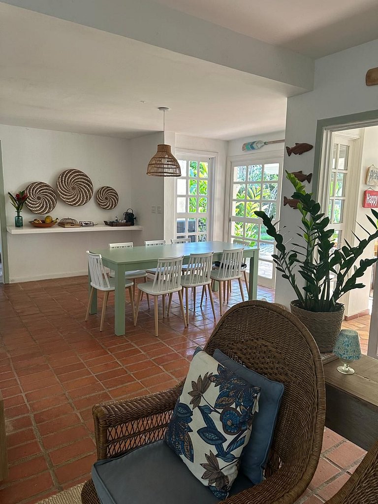 Casa em condomínio em frente à praia da Baleia