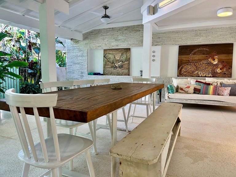 Casa em condomínio - em frente à praia da Baleia
