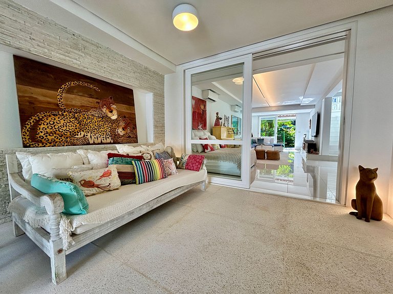 Casa em condomínio - em frente à praia da Baleia