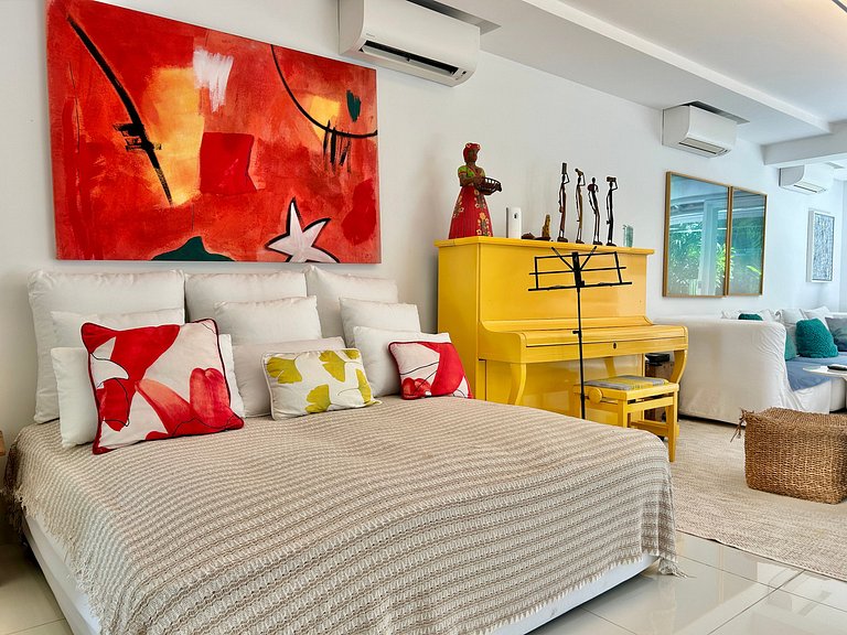 Casa em condomínio - em frente à praia da Baleia