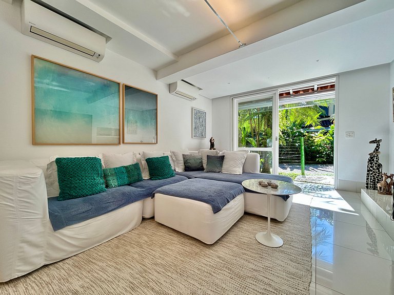 Casa em condomínio - em frente à praia da Baleia