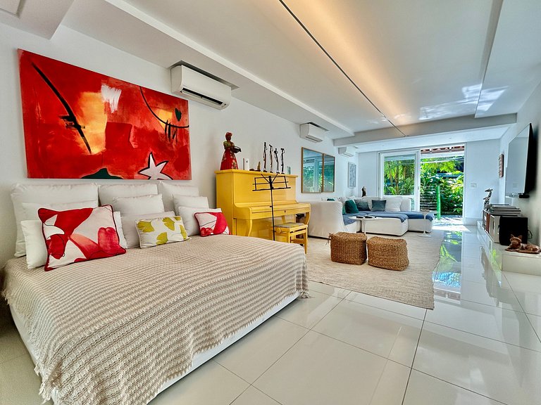 Casa em condomínio - em frente à praia da Baleia