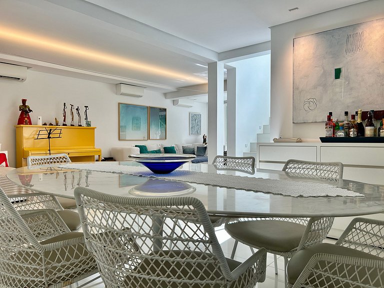 Casa em condomínio - em frente à praia da Baleia