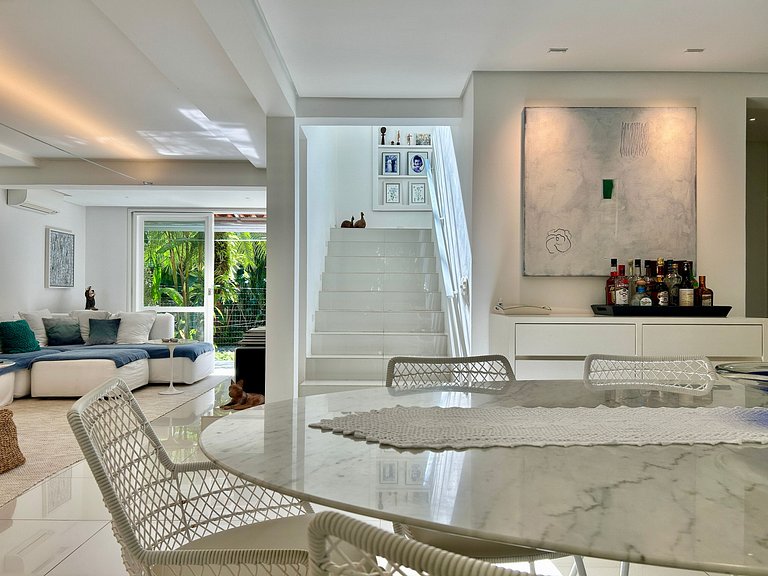 Casa em condomínio - em frente à praia da Baleia
