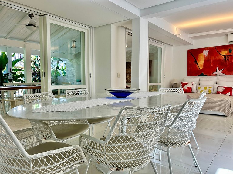 Casa em condomínio - em frente à praia da Baleia