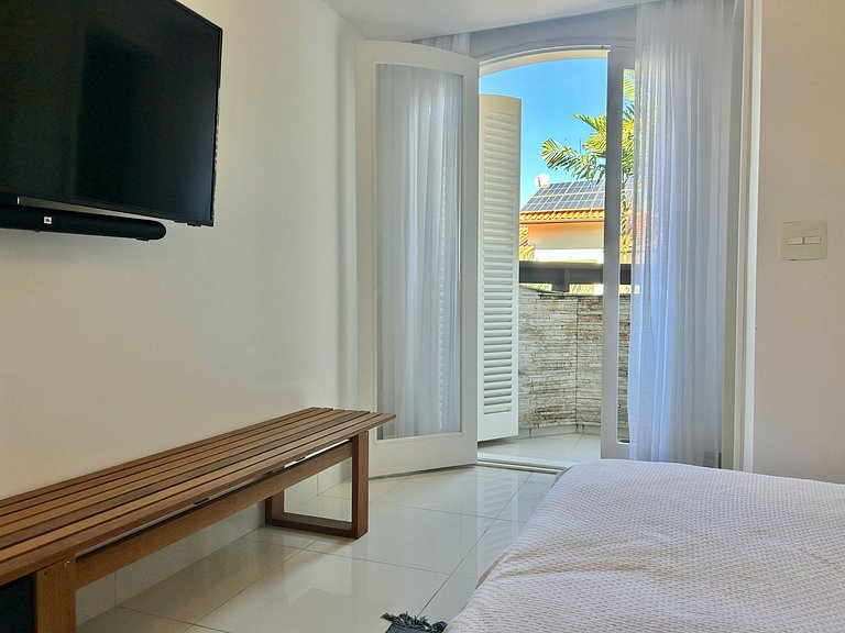 Casa em condomínio - em frente à praia da Baleia