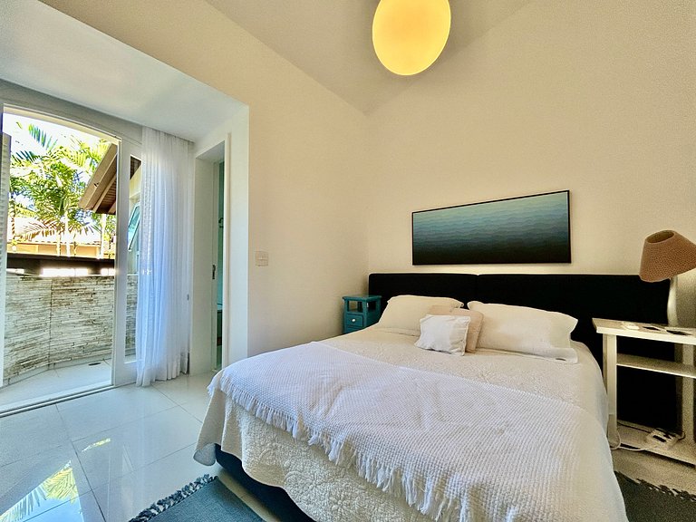 Casa em condomínio - em frente à praia da Baleia