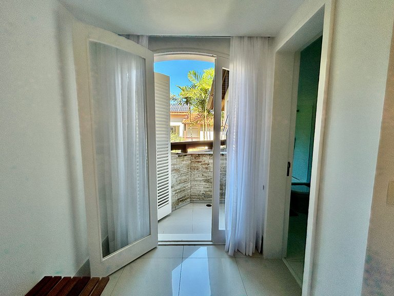 Casa em condomínio - em frente à praia da Baleia
