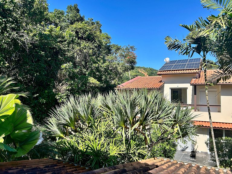 Casa em condomínio - em frente à praia da Baleia