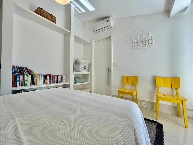 Casa em condomínio - em frente à praia da Baleia