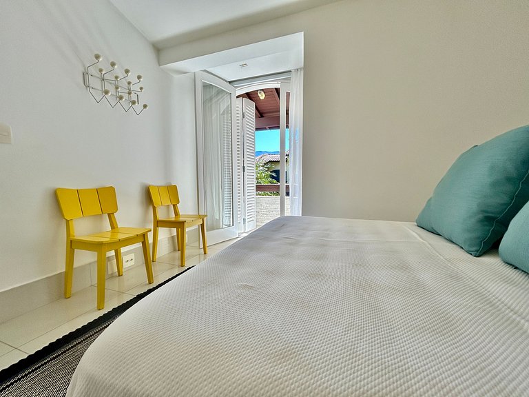 Casa em condomínio - em frente à praia da Baleia