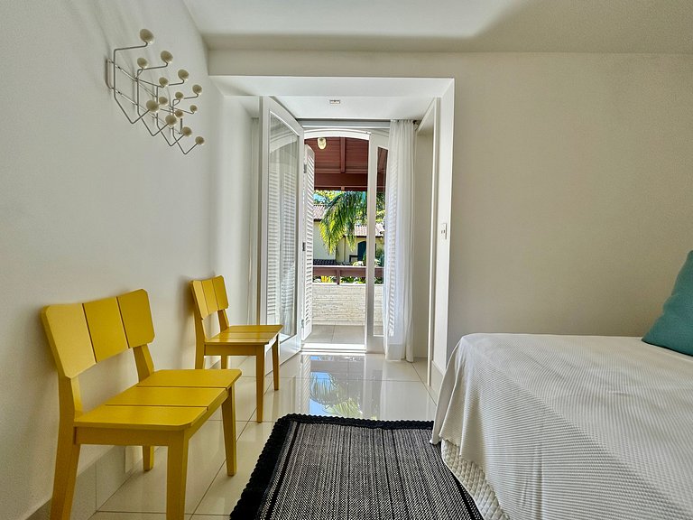 Casa em condomínio - em frente à praia da Baleia