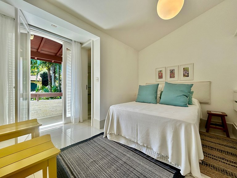 Casa em condomínio - em frente à praia da Baleia