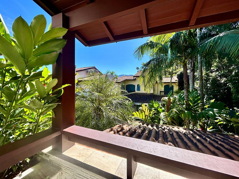 Casa em condomínio - em frente à praia da Baleia