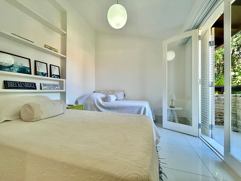 Casa em condomínio - em frente à praia da Baleia