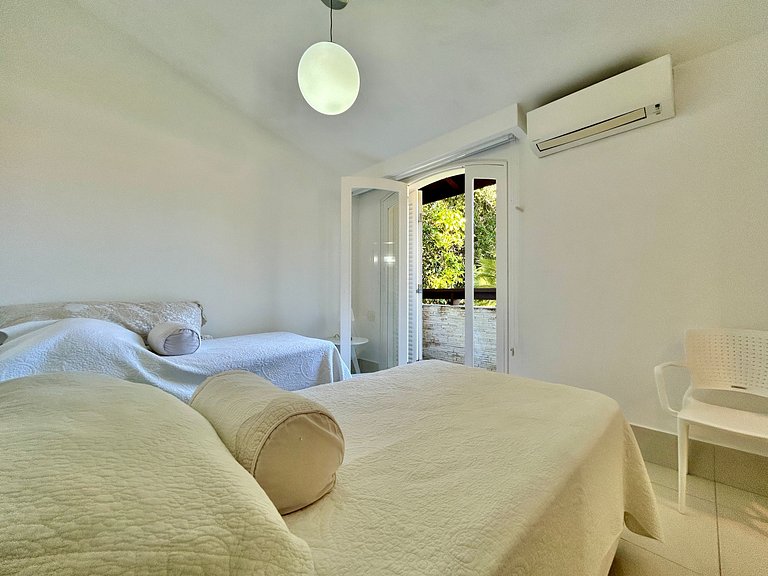 Casa em condomínio - em frente à praia da Baleia