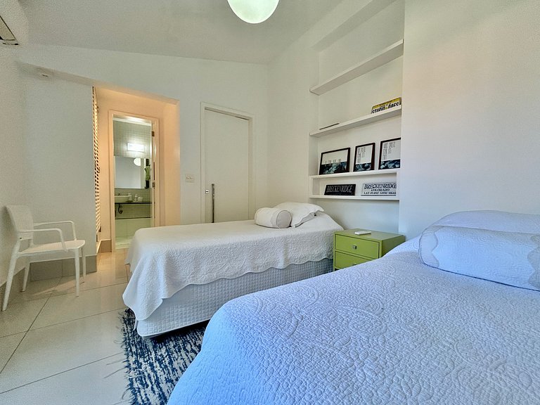 Casa em condomínio - em frente à praia da Baleia