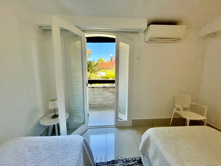 Casa em condomínio - em frente à praia da Baleia