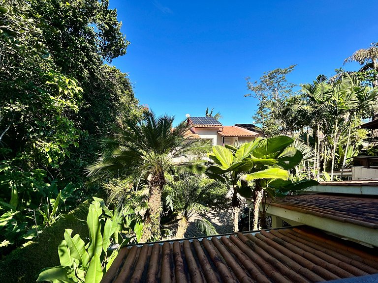 Casa em condomínio - em frente à praia da Baleia