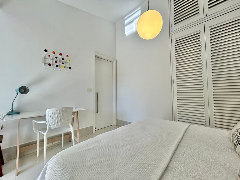 Casa em condomínio - em frente à praia da Baleia