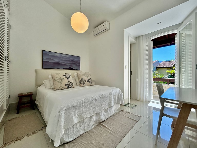 Casa em condomínio - em frente à praia da Baleia