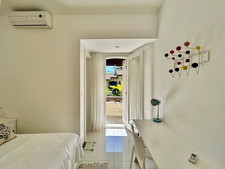 Casa em condomínio - em frente à praia da Baleia