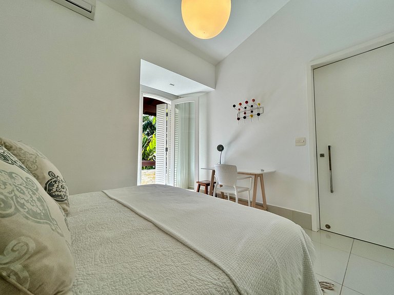 Casa em condomínio - em frente à praia da Baleia