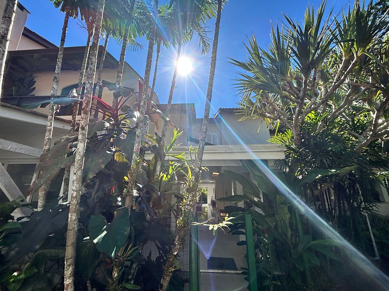 Casa em condomínio - em frente à praia da Baleia