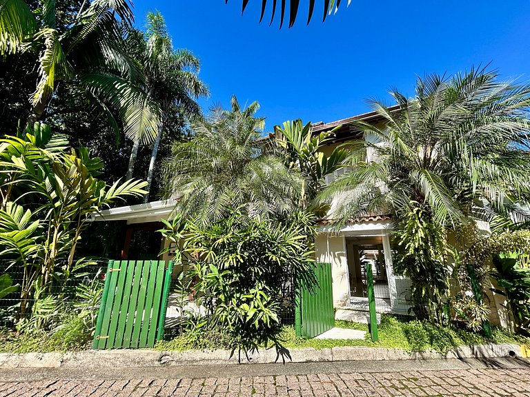 Casa em condomínio - em frente à praia da Baleia