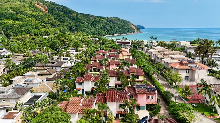 Casa em condomínio - em frente à praia da Baleia