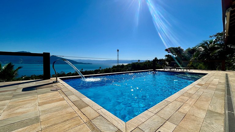 Piscina aquecida, vista e espaço gourmet