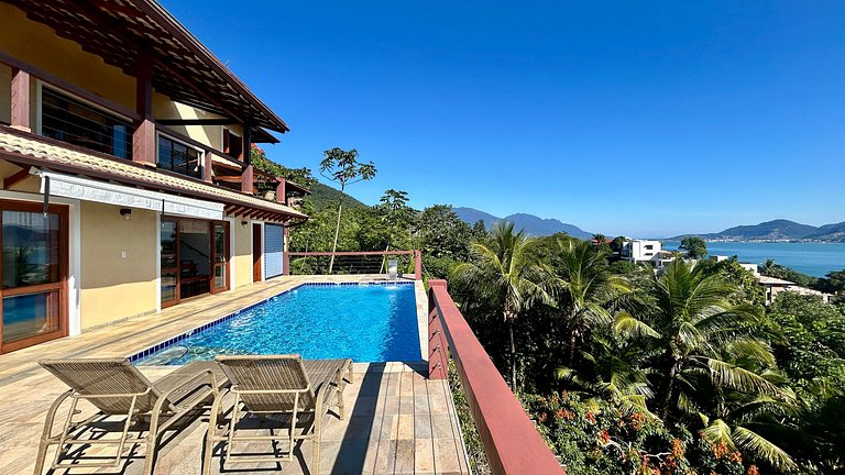 Piscina aquecida, vista e espaço gourmet