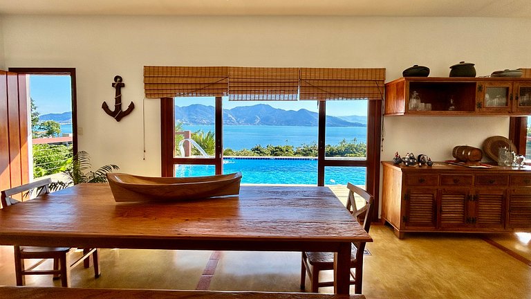Piscina aquecida, vista e espaço gourmet