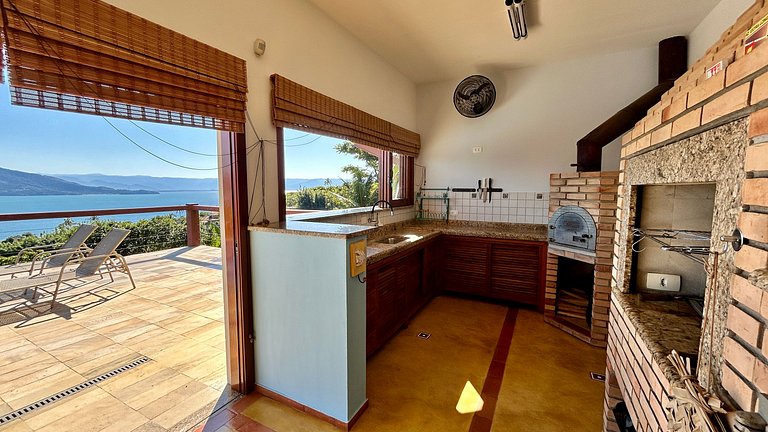 Piscina aquecida, vista e espaço gourmet