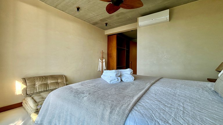 Condomínio pé na areia, piscina aquecida vista mar