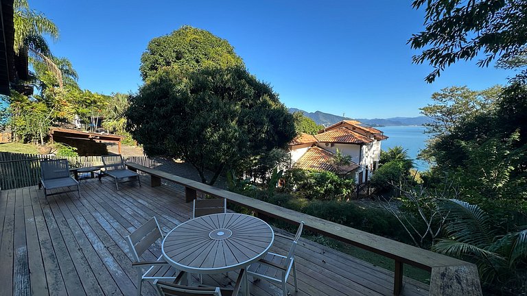 Bela casa em condomínio, vista mar e conforto