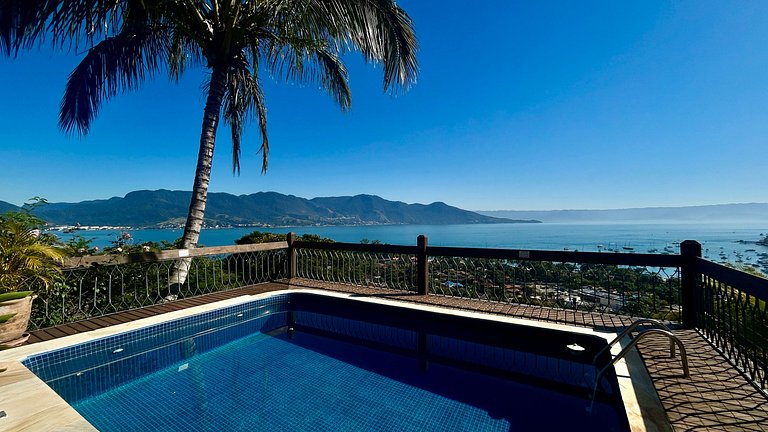 Casa ampla, piscina, churrasqueira e vista mar