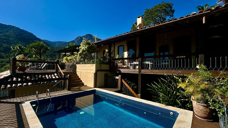 Casa ampla, piscina, churrasqueira e vista mar