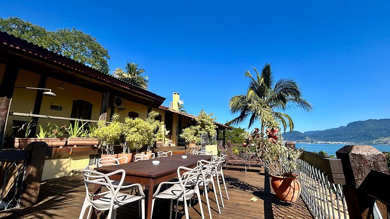 Casa ampla, piscina, churrasqueira e vista mar